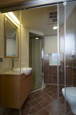 Shower, rainfall showerhead, free toiletries, hair dryer