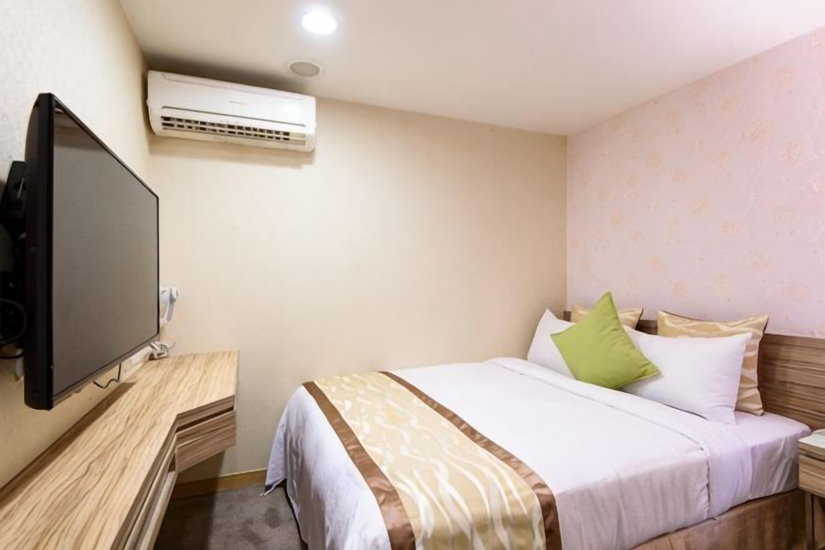Down comforters, in-room safe, blackout drapes, free WiFi