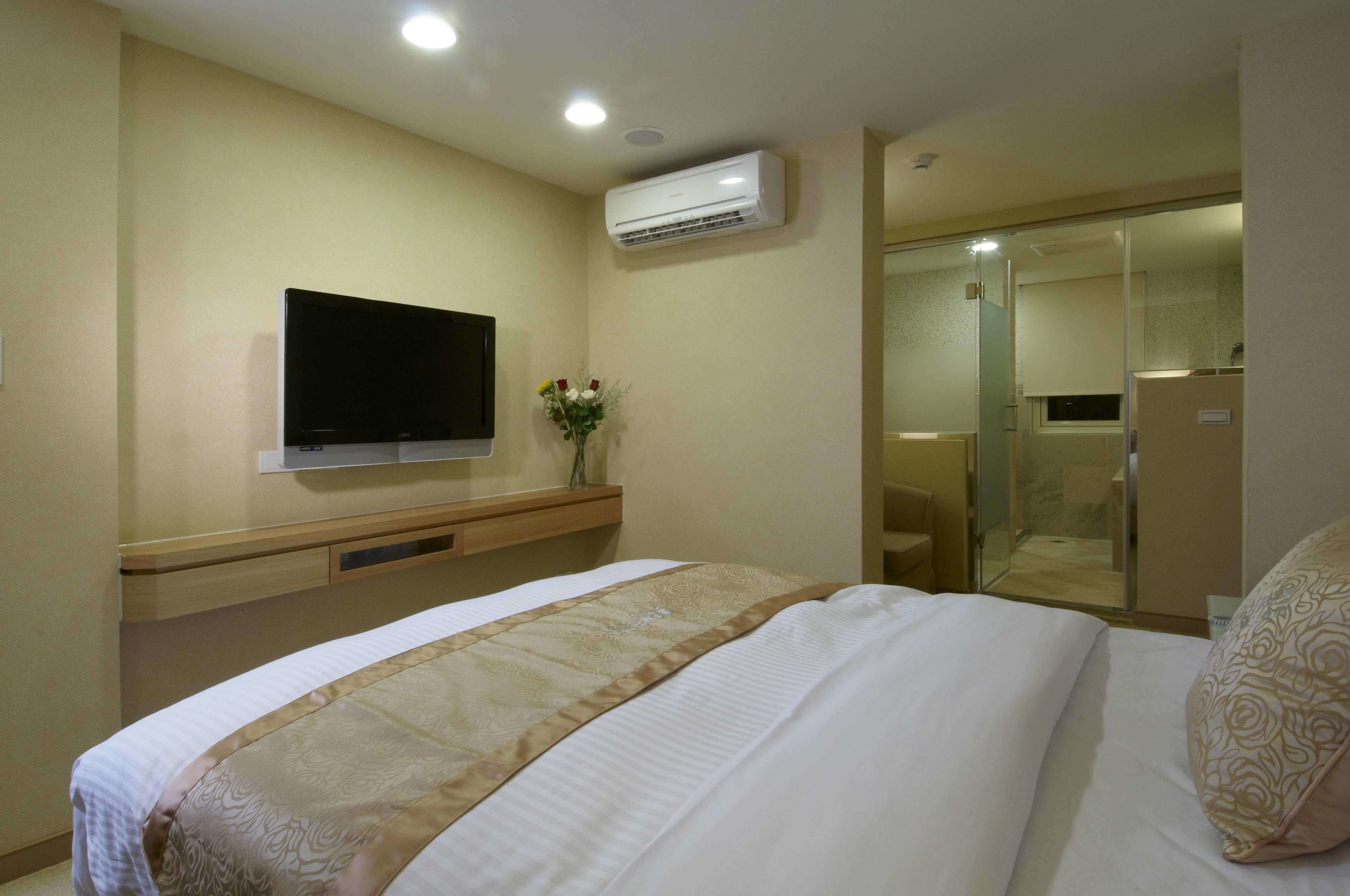 superior double room, 1 double bed | down duvets, in-room safe, blackout curtains, free wifi