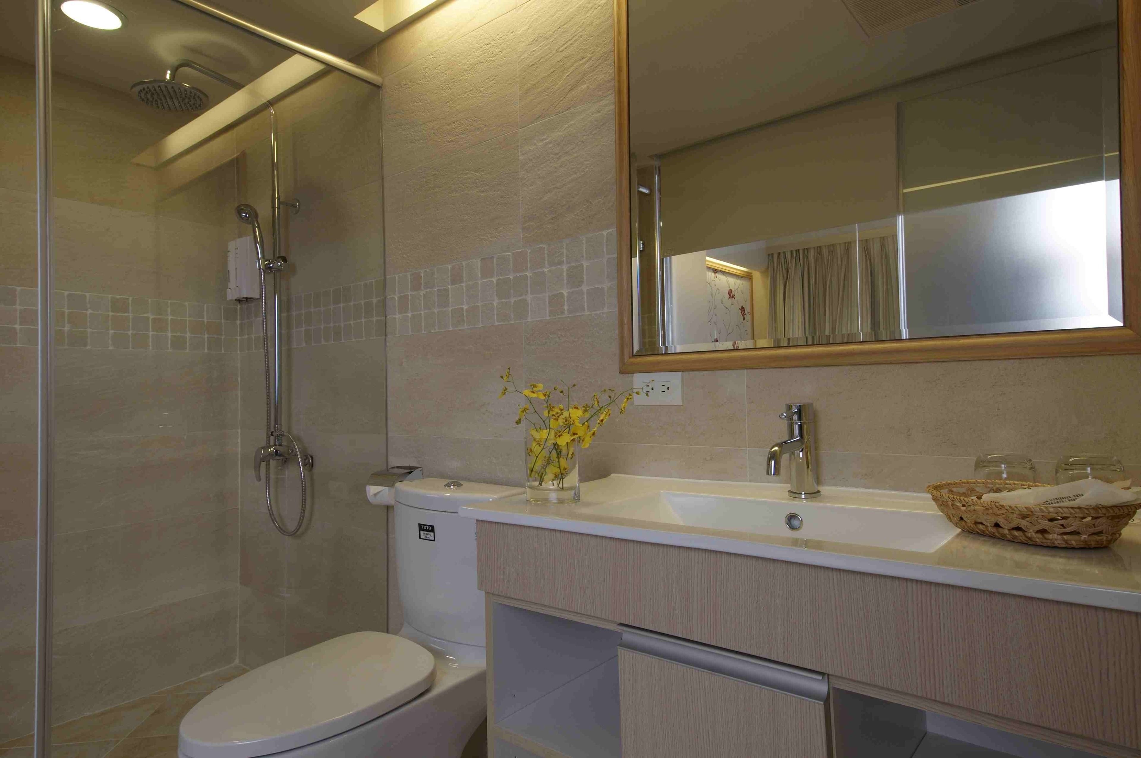 shower, rainfall showerhead, free toiletries, hair dryer