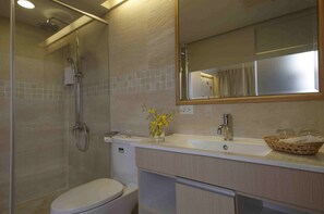 Shower, rainfall showerhead, free toiletries, hair dryer - Hotel Color (New Taipei City)