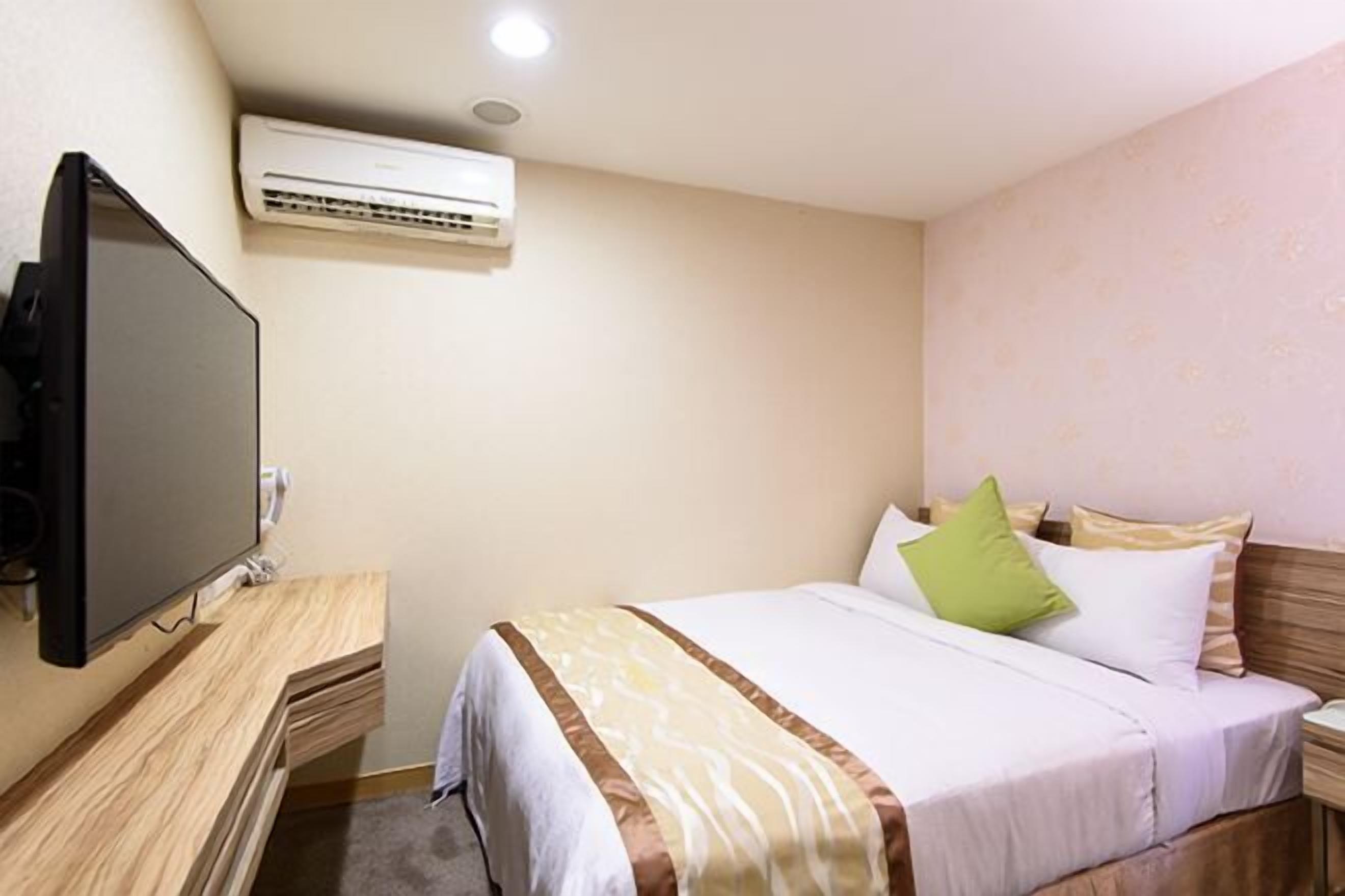 Down duvets, in-room safe, blackout curtains, free WiFi