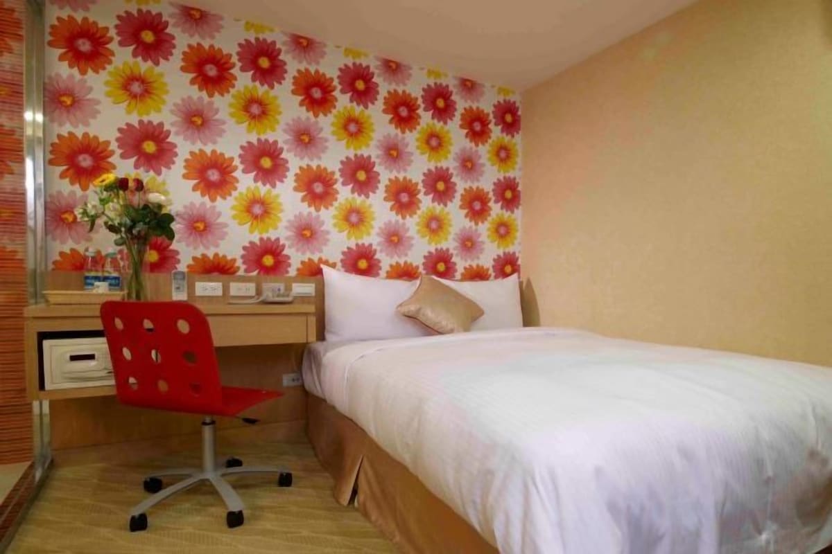 Down comforters, in-room safe, blackout drapes, WiFi (free)