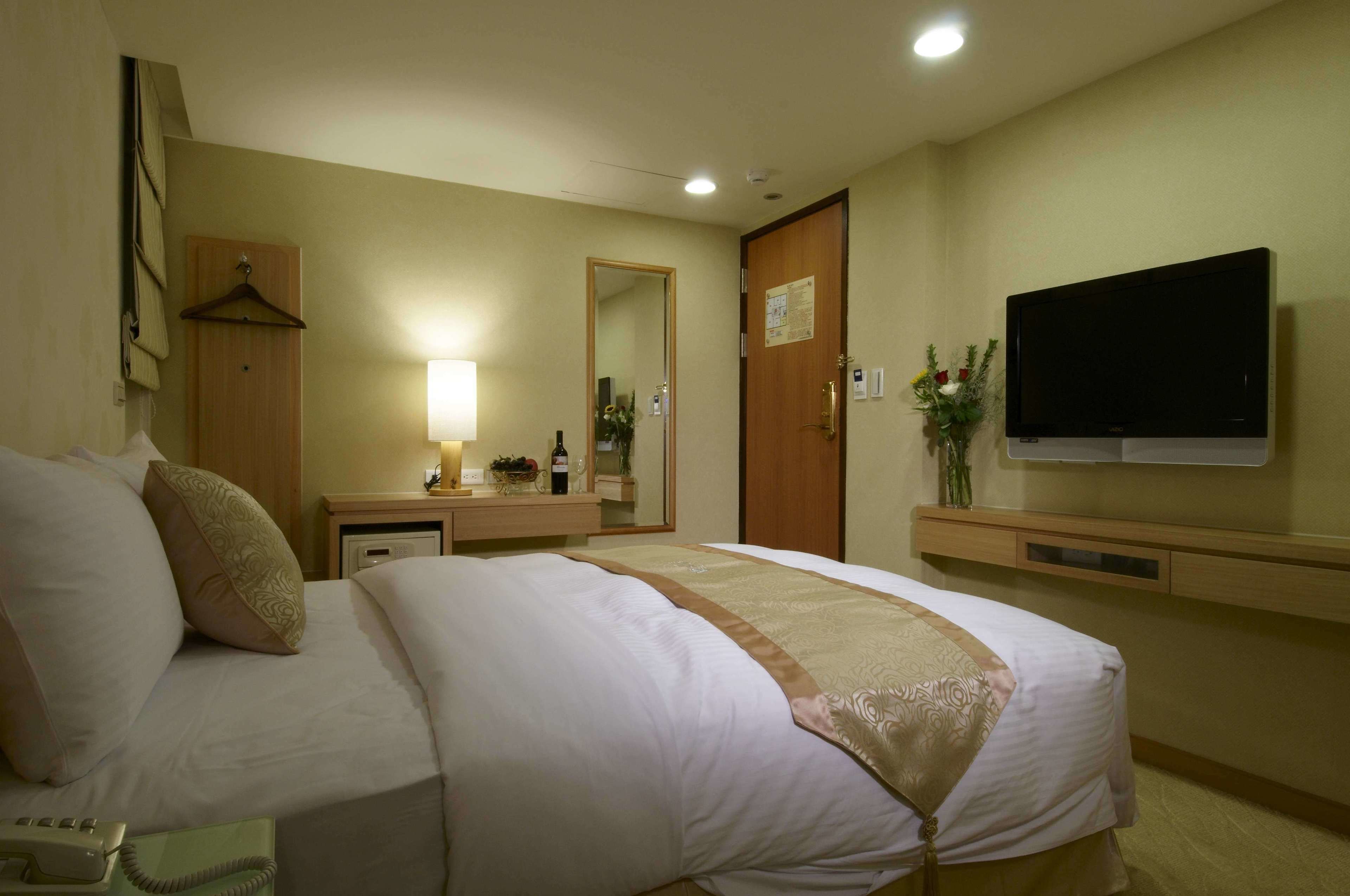 superior double room, 1 double bed | down duvets, in-room safe, blackout curtains, free wifi