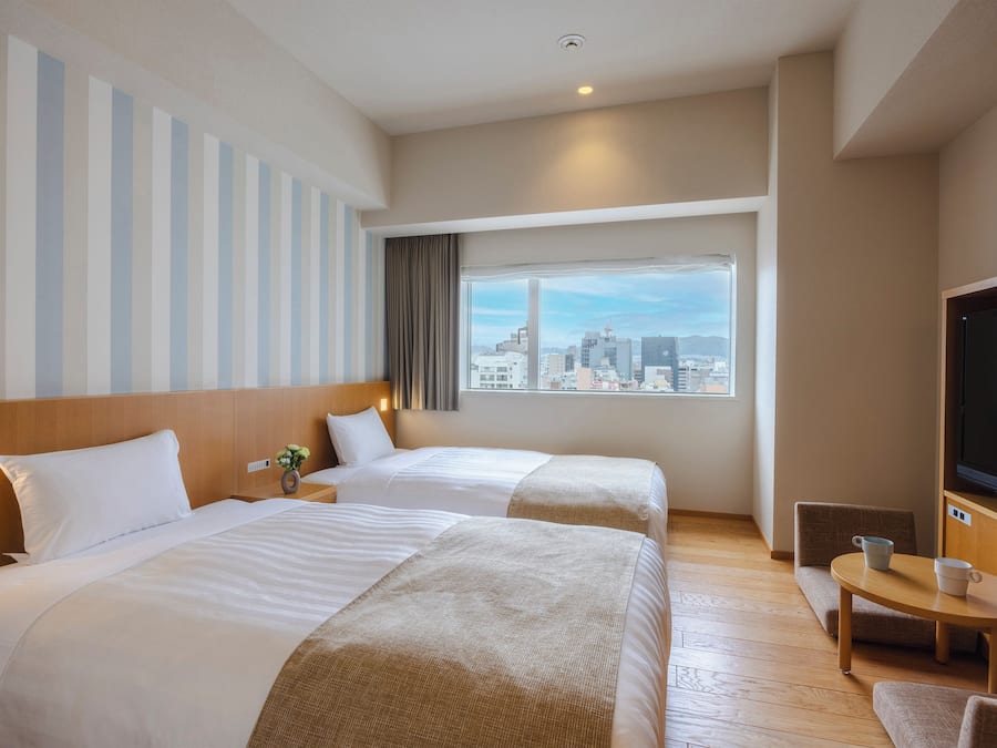 Cubrecamas, caja de seguridad en la habitación y cortinas blackout