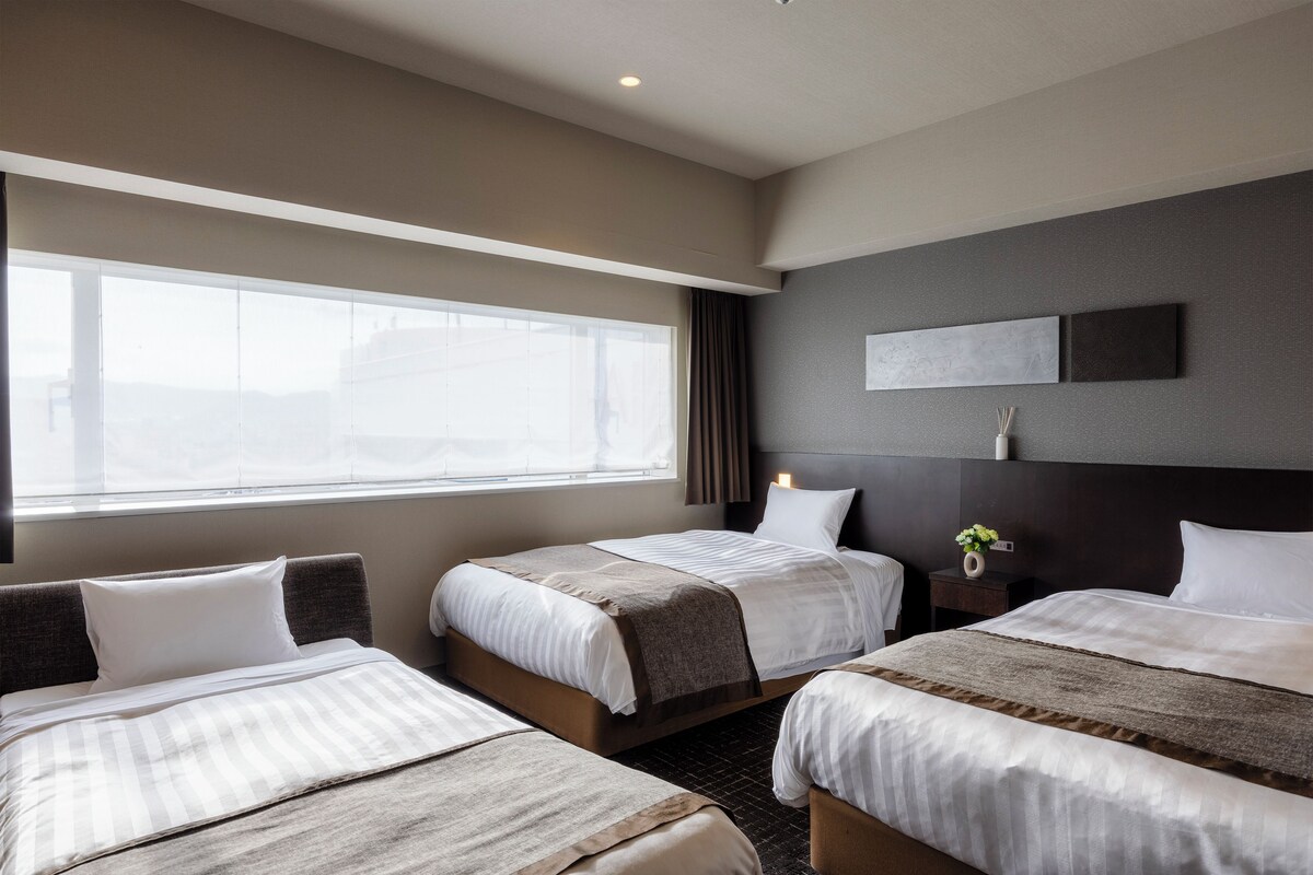 Triple Room, Non Smoking | Down comforters, in-room safe, blackout drapes, soundproofing