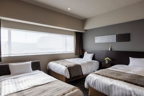 A hotel room with three beds, a large window, a headboard with a light fixture, and a wall-mounted artwork. - Hiroshima Washington Hotel (Hiroshima)