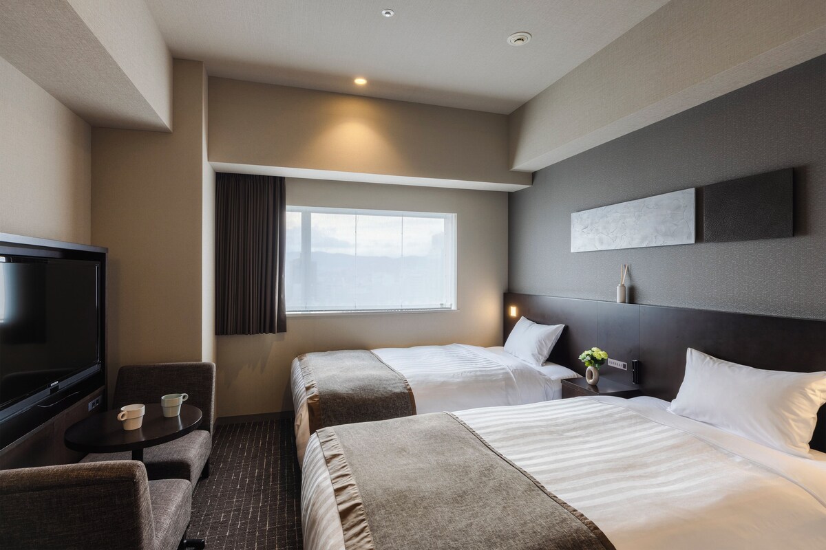 Down comforters, in-room safe, blackout drapes, soundproofing