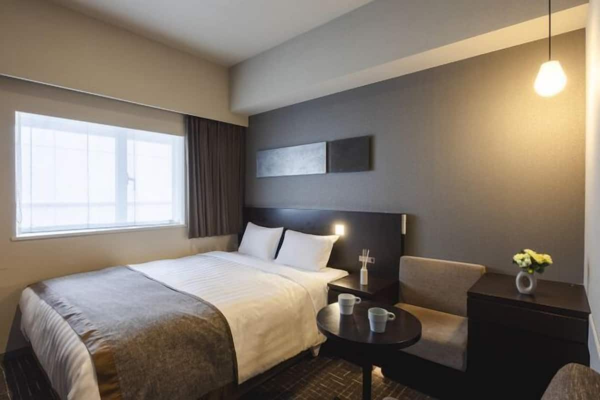 Down comforters, in-room safe, blackout drapes, soundproofing