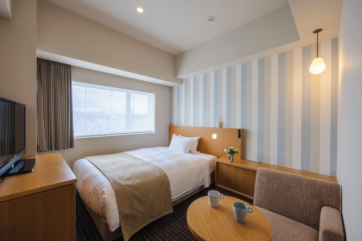 Flooring Single Room Non Smoking | Down comforters, in-room safe, blackout drapes, soundproofing