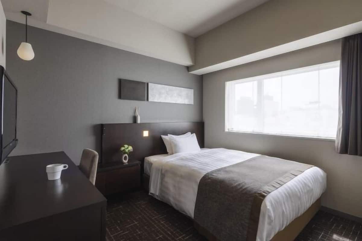 Down comforters, in-room safe, blackout drapes, soundproofing
