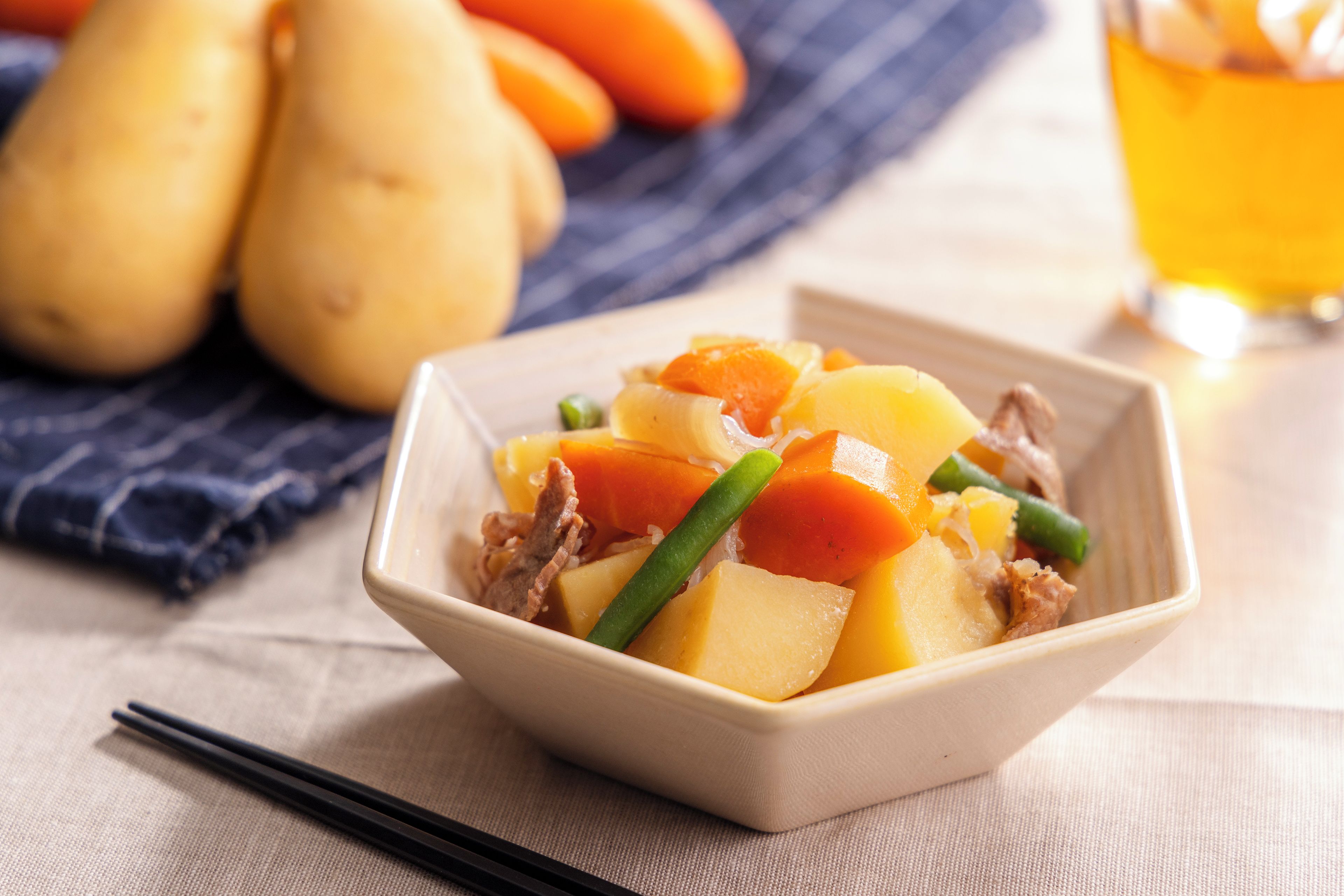 Un plato de comida con papas, zanahorias y carne.