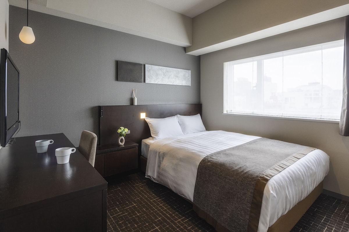Down comforters, in-room safe, blackout drapes, soundproofing