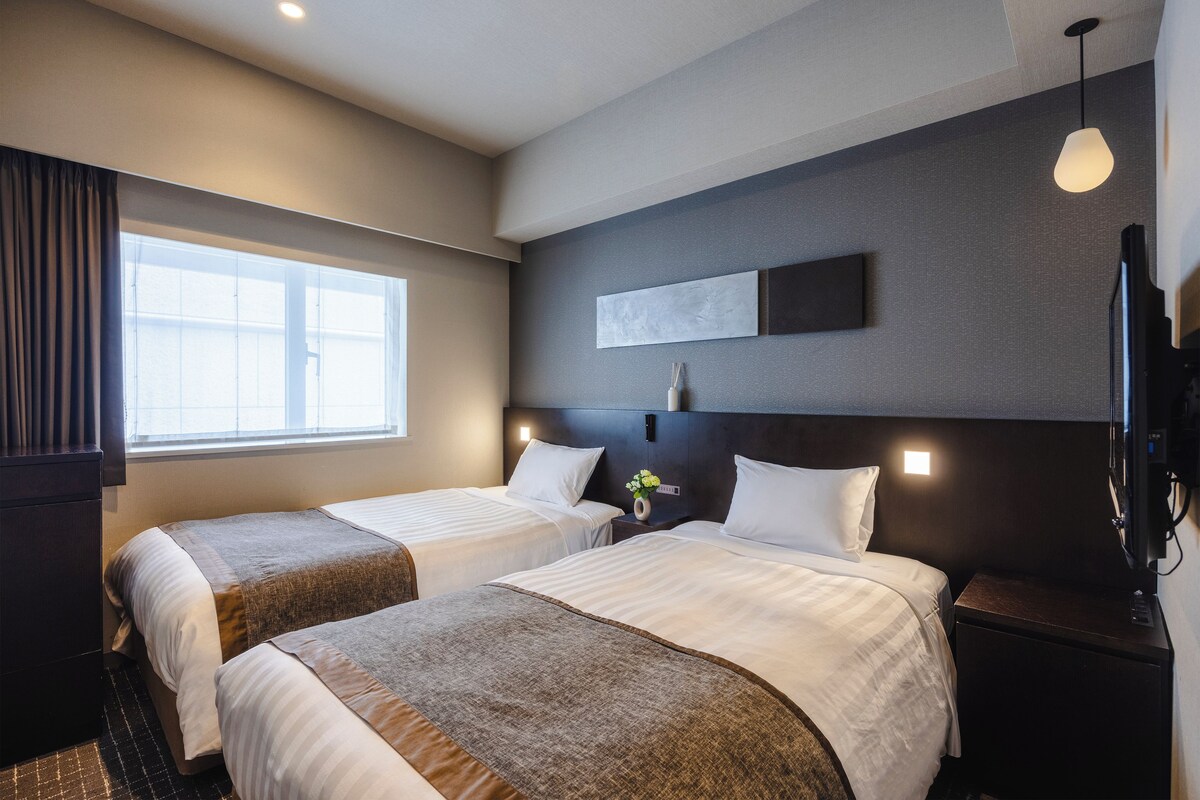Casual Twin Room, Non Smoking (18sqm) | Down comforters, in-room safe, blackout drapes, soundproofing
