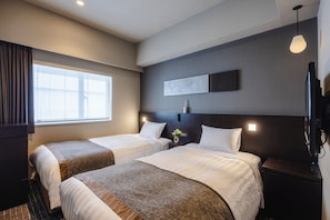 A hotel room with two beds, a large window, a flat-screen TV, and a wall-mounted light fixture. - Hiroshima Washington Hotel (Hiroshima)