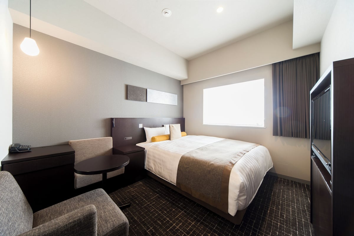 Down comforters, in-room safe, blackout drapes, soundproofing