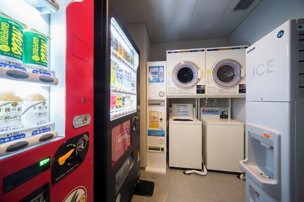 A laundromat with vending machines, a washing machine, and a dryer. - Hiroshima Washington Hotel (Hiroshima)
