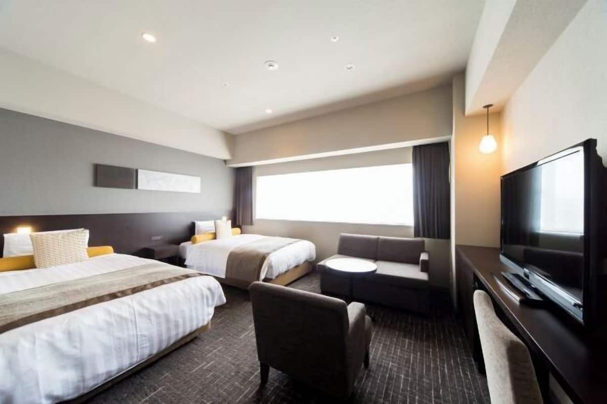 Down comforters, in-room safe, blackout drapes, soundproofing