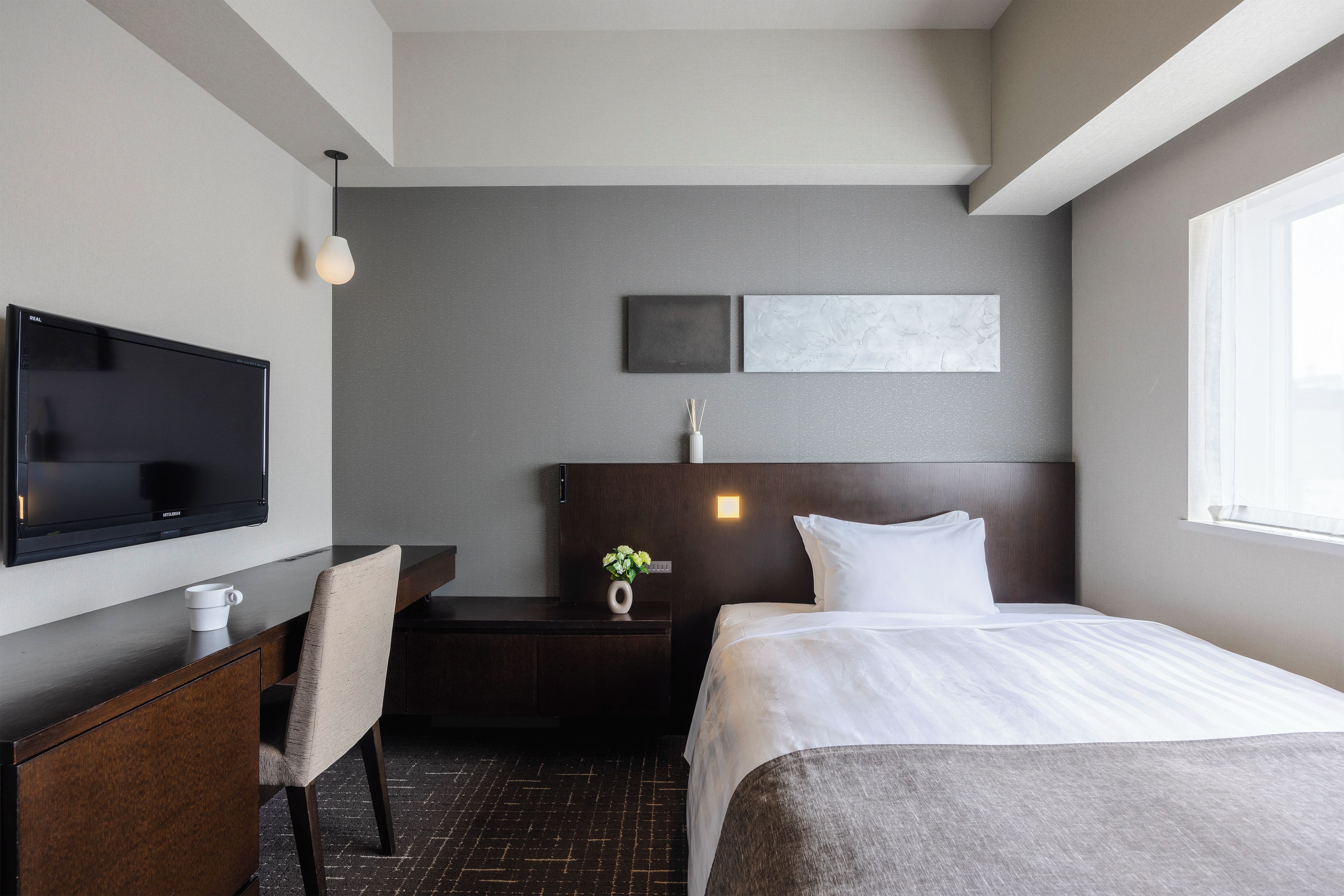 Down comforters, in-room safe, blackout drapes, soundproofing
