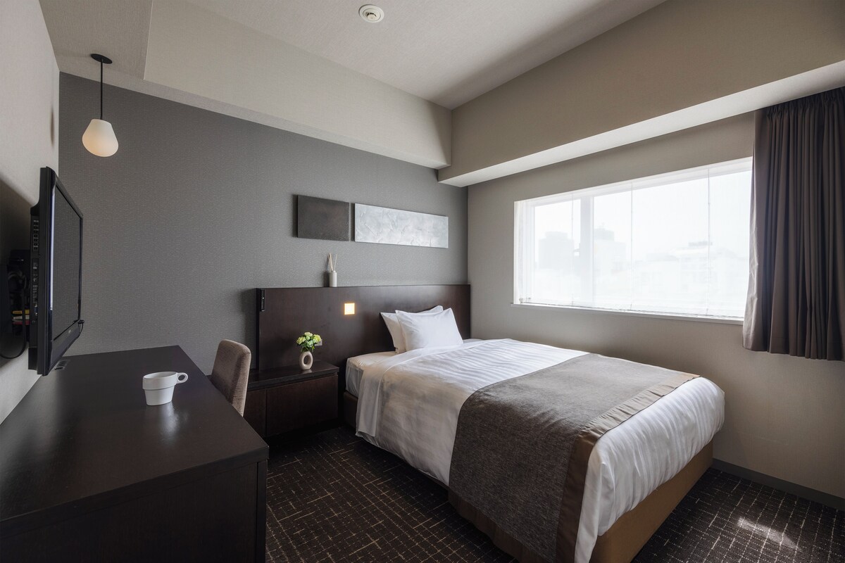 Down comforters, in-room safe, blackout drapes, soundproofing
