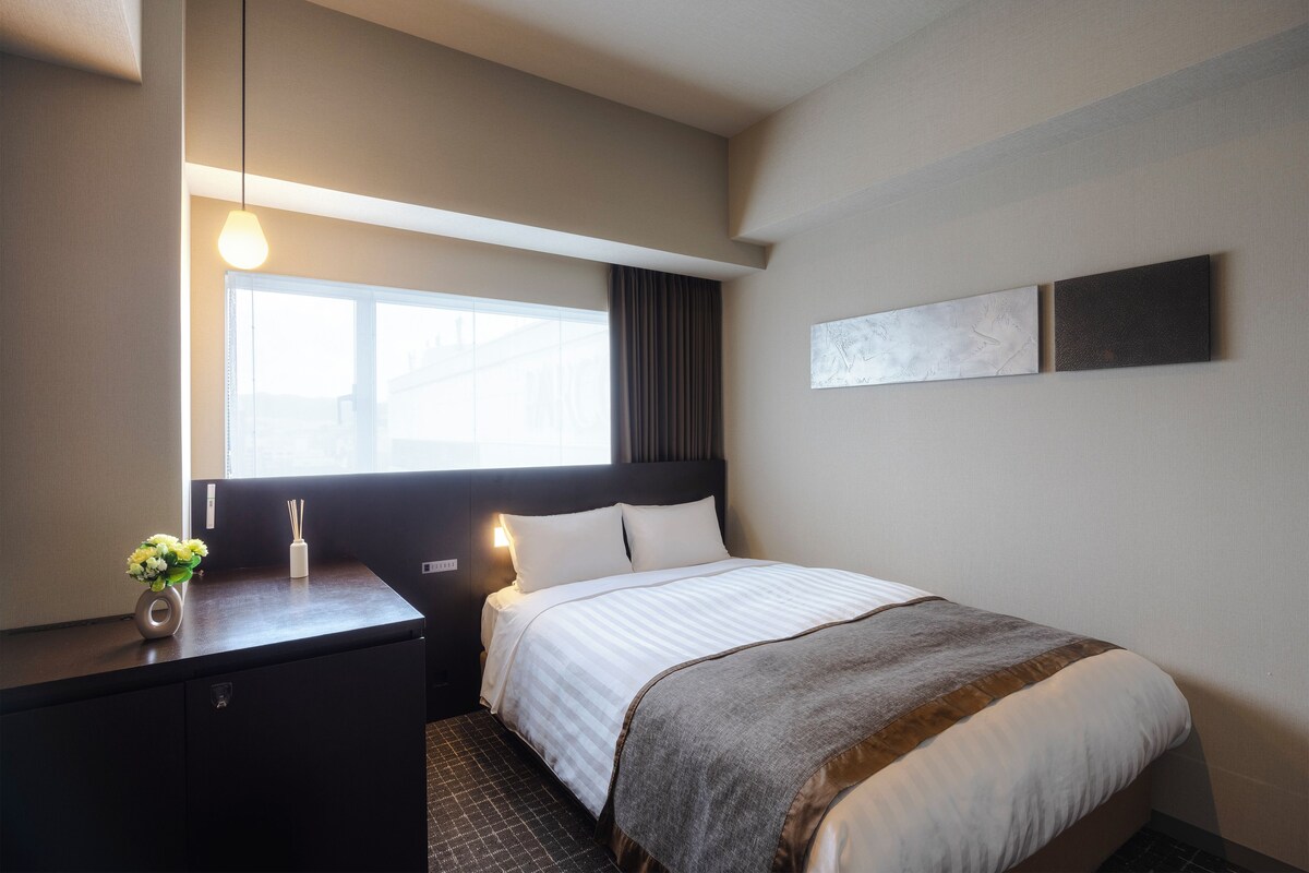 Down comforters, in-room safe, blackout drapes, soundproofing