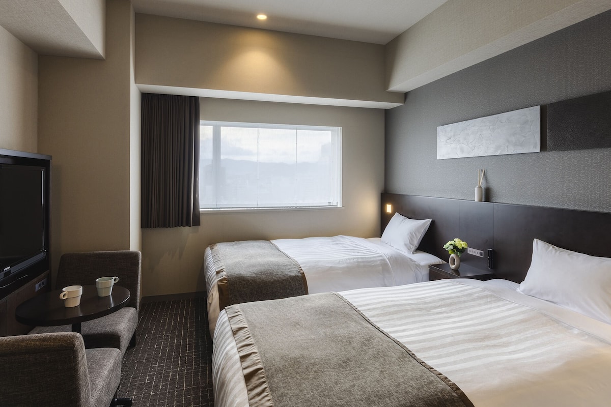 Down comforters, in-room safe, blackout drapes, soundproofing