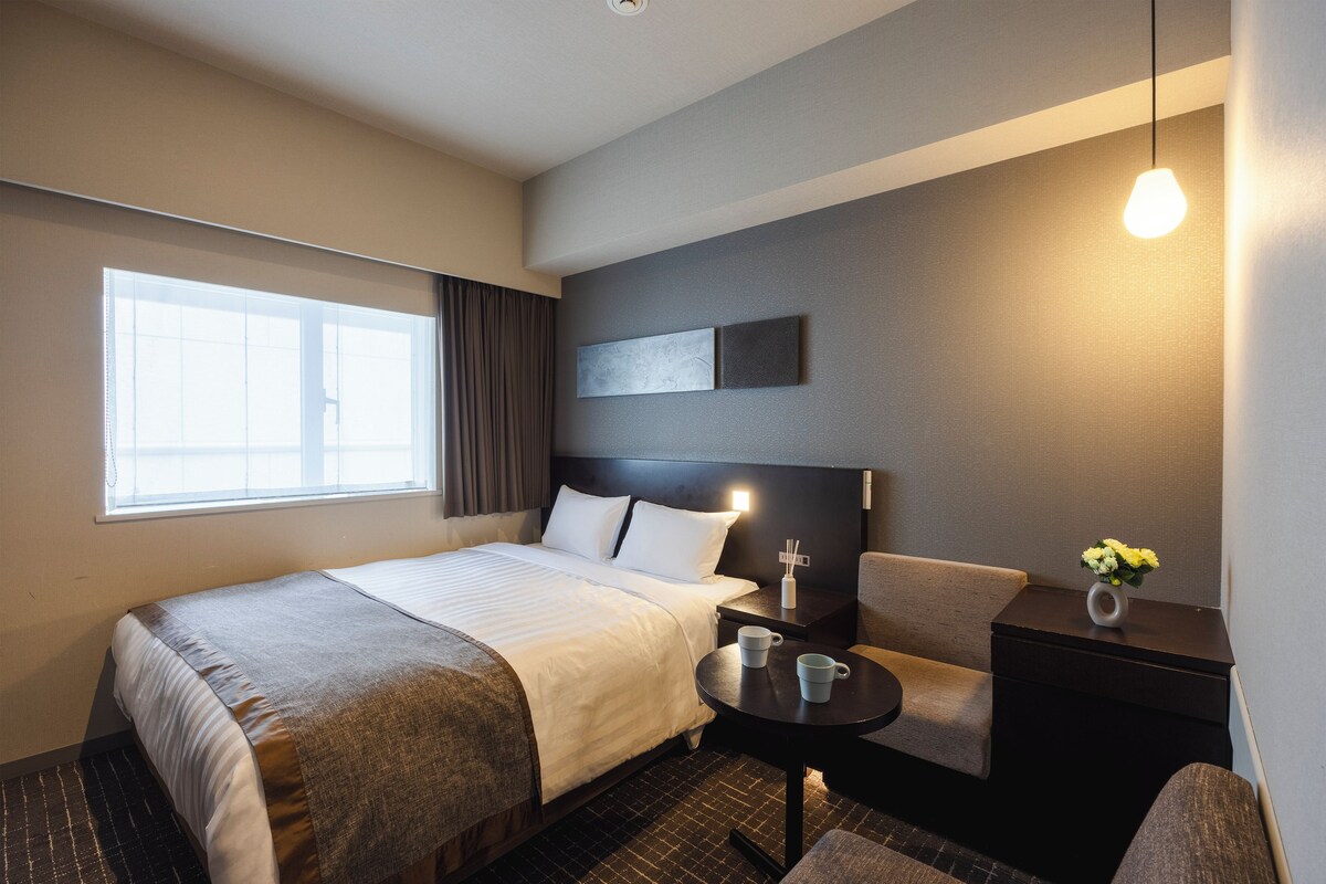Down comforters, in-room safe, blackout drapes, soundproofing