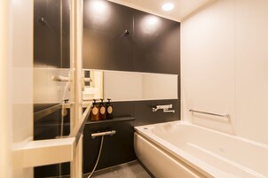 Bañera y ducha independientes, bañera profunda