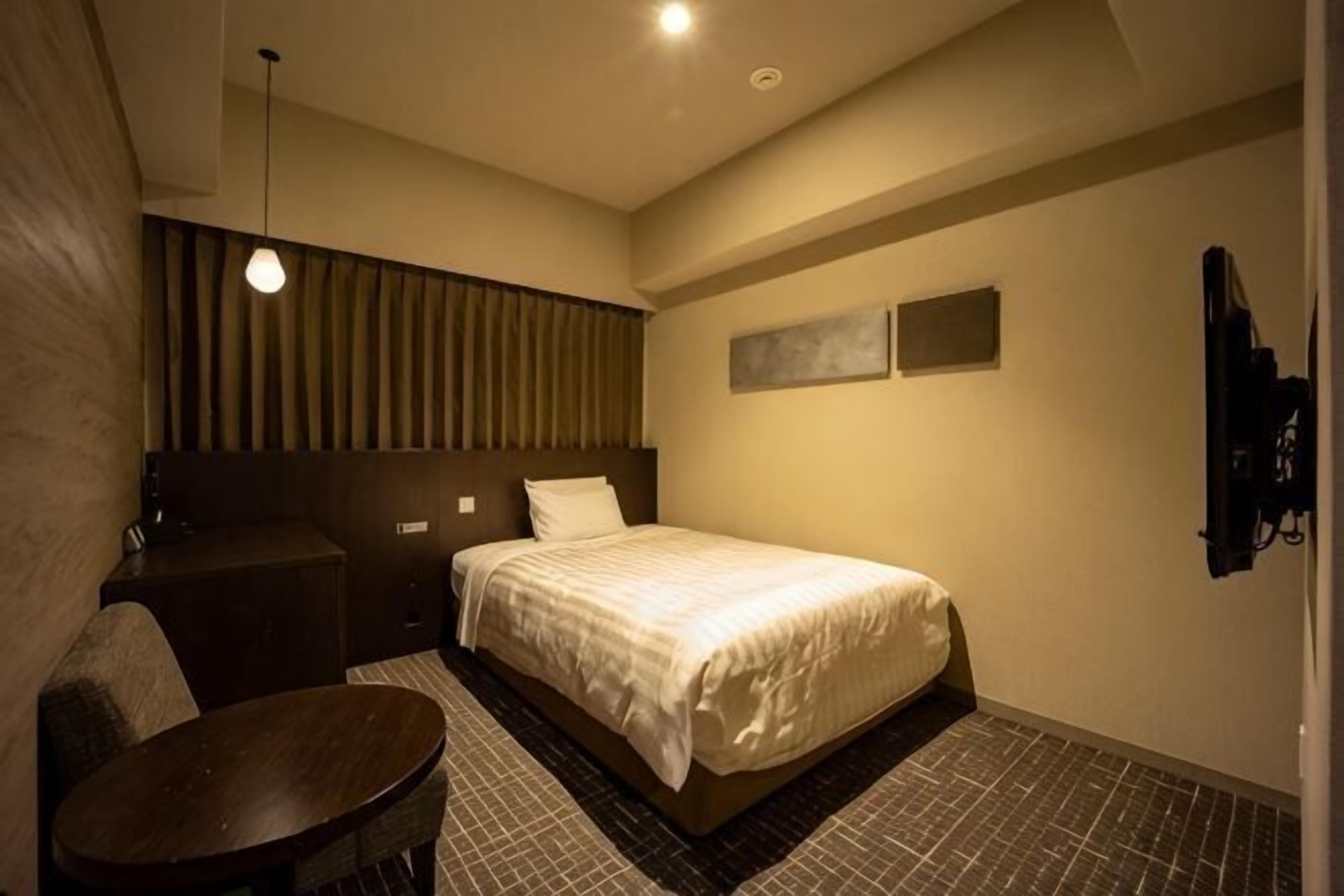Down duvets, in-room safe, blackout curtains, soundproofing