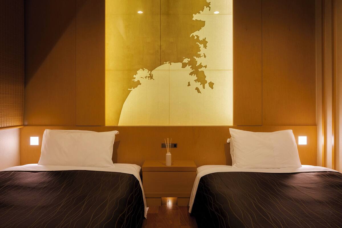 miyagi twin room date modern, non smoking | down duvets, blackout curtains, free wifi, bed sheets