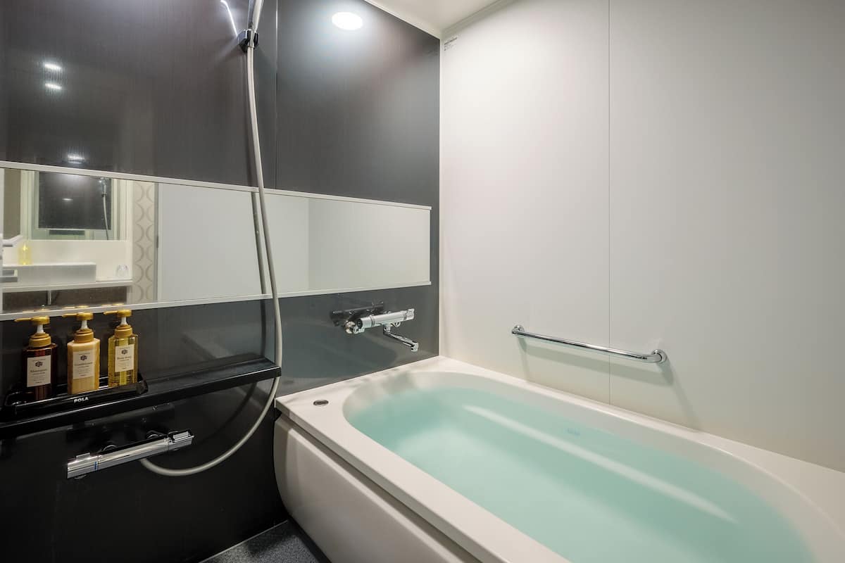 combined shower/bathtub, deep-soaking bathtub, free toiletries