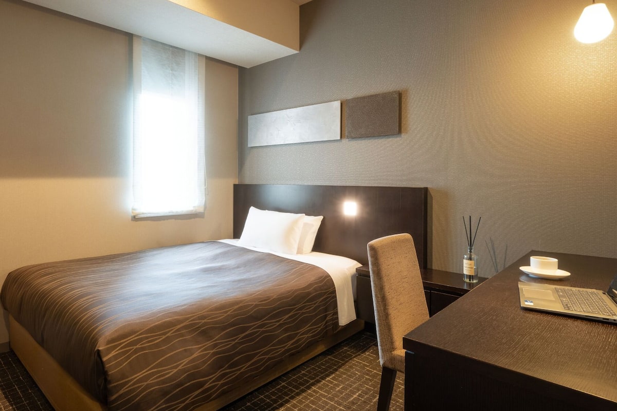 Couette en duvet d'oie, rideaux occultants, Wi-Fi gratuit, draps fournis