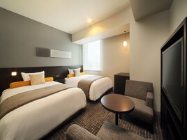Edredones de plumas, cortinas opacas, wifi gratis y ropa de cama