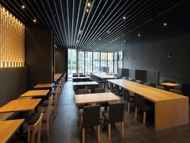 每日供应自助式早餐（每人 JPY 2420）