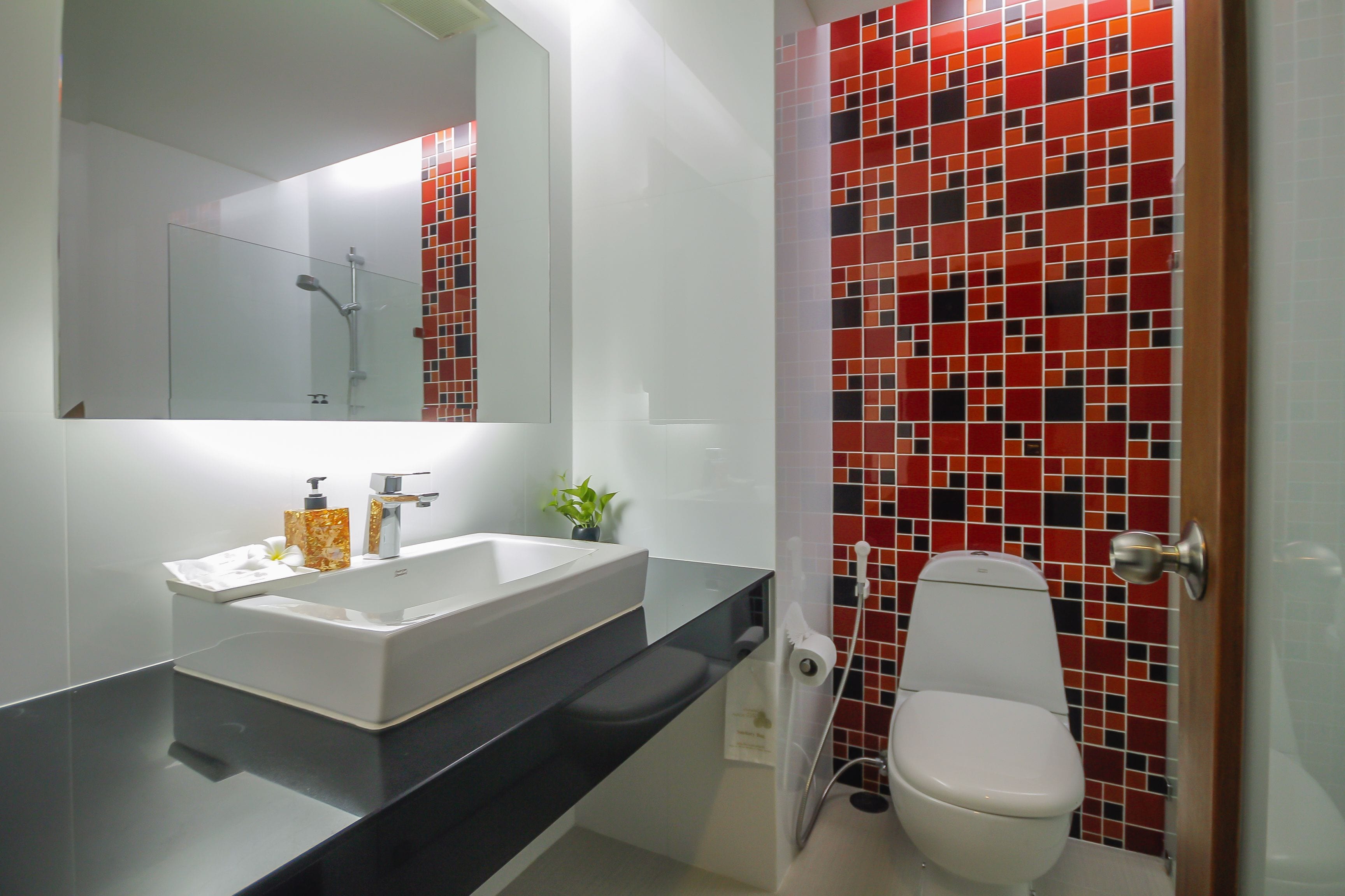 superior twin room | bathroom | shower, free toiletries, hair dryer, towels