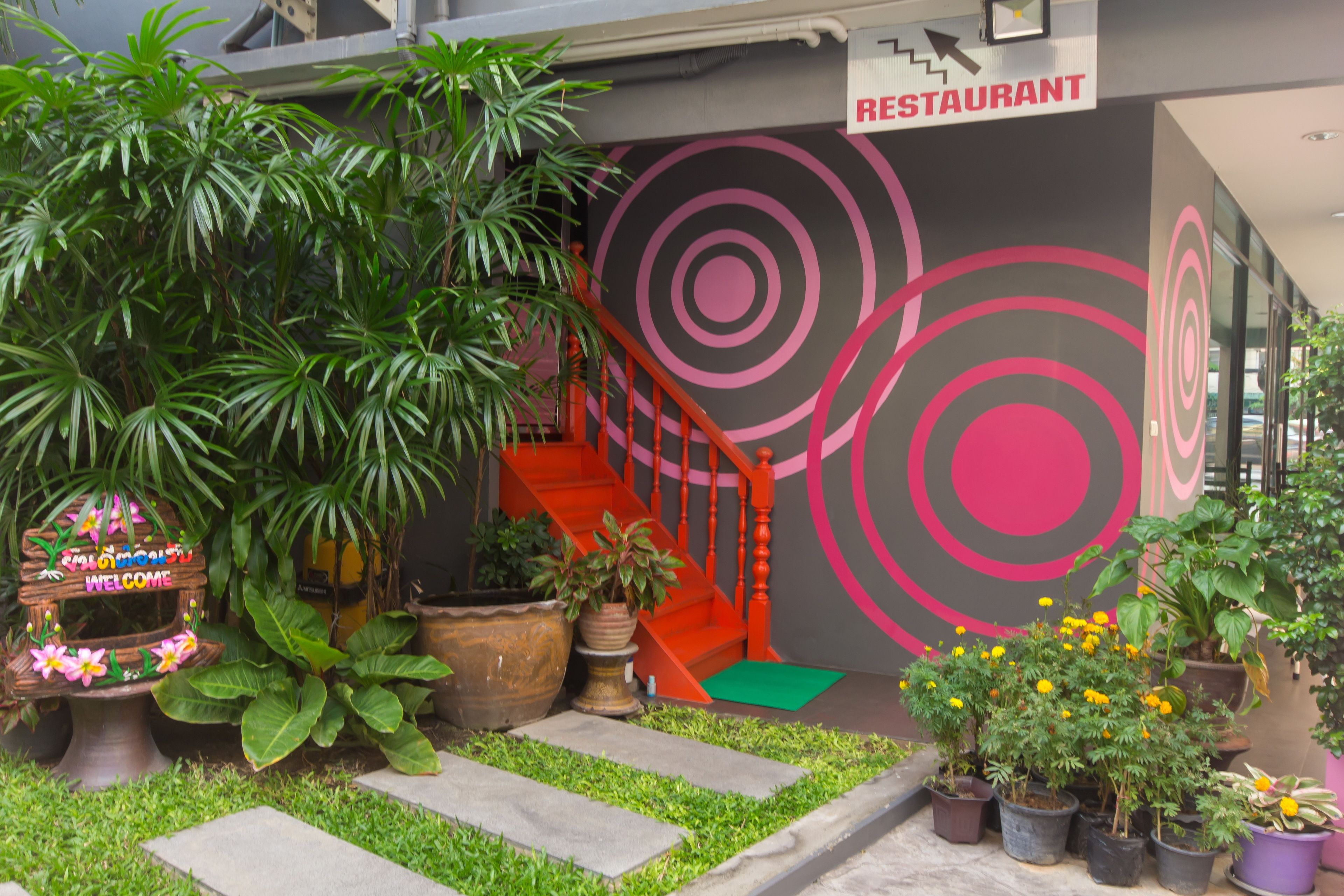 daily cooked-to-order breakfast (thb 350 per person)