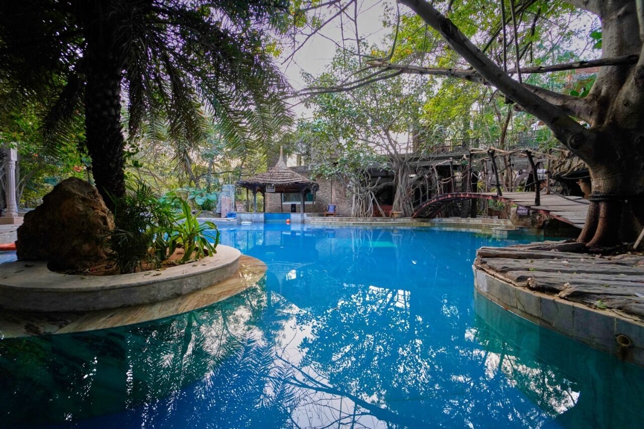 Una piscina al aire libre