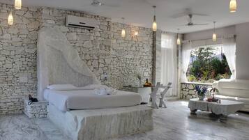 Ropa de cama de alta calidad y caja de seguridad en la habitación