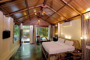 Premium bedding, in-room safe, free wired internet, bed sheets