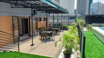 Una piscina al aire libre, tumbonas