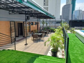 Outdoor pool, pool loungers - The Charter House (Makati)
