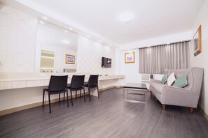 In-room safe, desk, free WiFi, bed sheets - The Charter House (Makati)