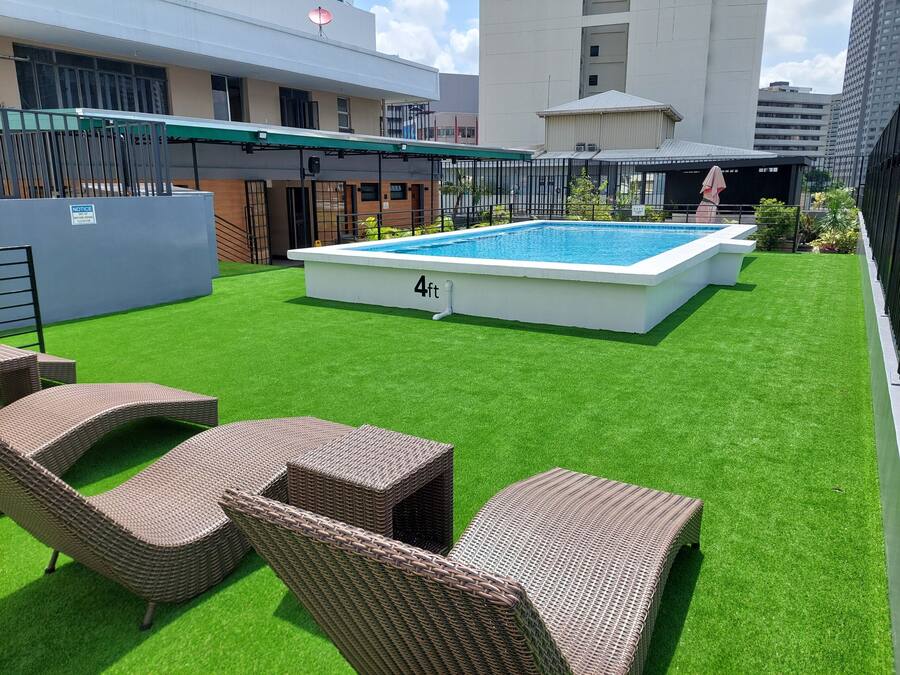 Piscine extérieure, chaises longues