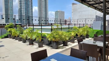 Kolam renang outdoor, dengan kursi berjemur