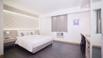 Habitación Premier (Greenbelt Mall View) | Caja fuerte, escritorio, wifi gratis y ropa de cama