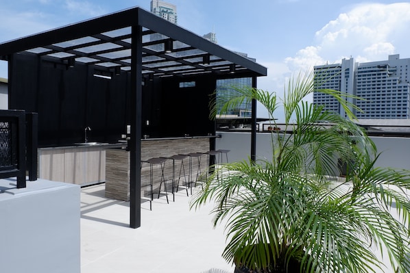 Una piscina al aire libre, sillones reclinables de piscina