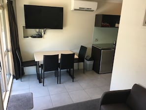 套房, 2 間臥室, 無障礙 | 熨斗/熨衣板、免費無線上網、床單