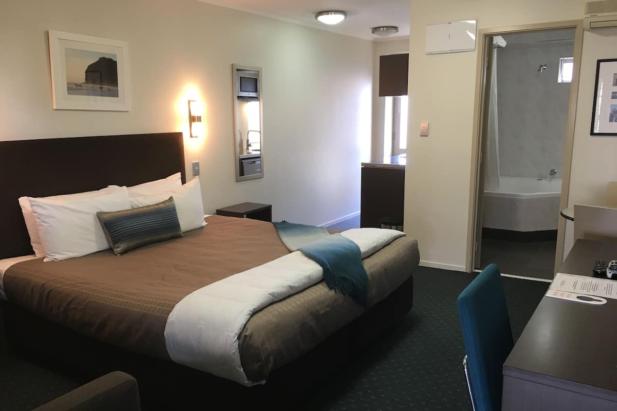 Executive Studio | Iron/ironing board, free WiFi, bed sheets