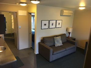 Suite executiva, 1 dormitori | Planxa i posts de planxar, wifi gratuïta i roba de llit