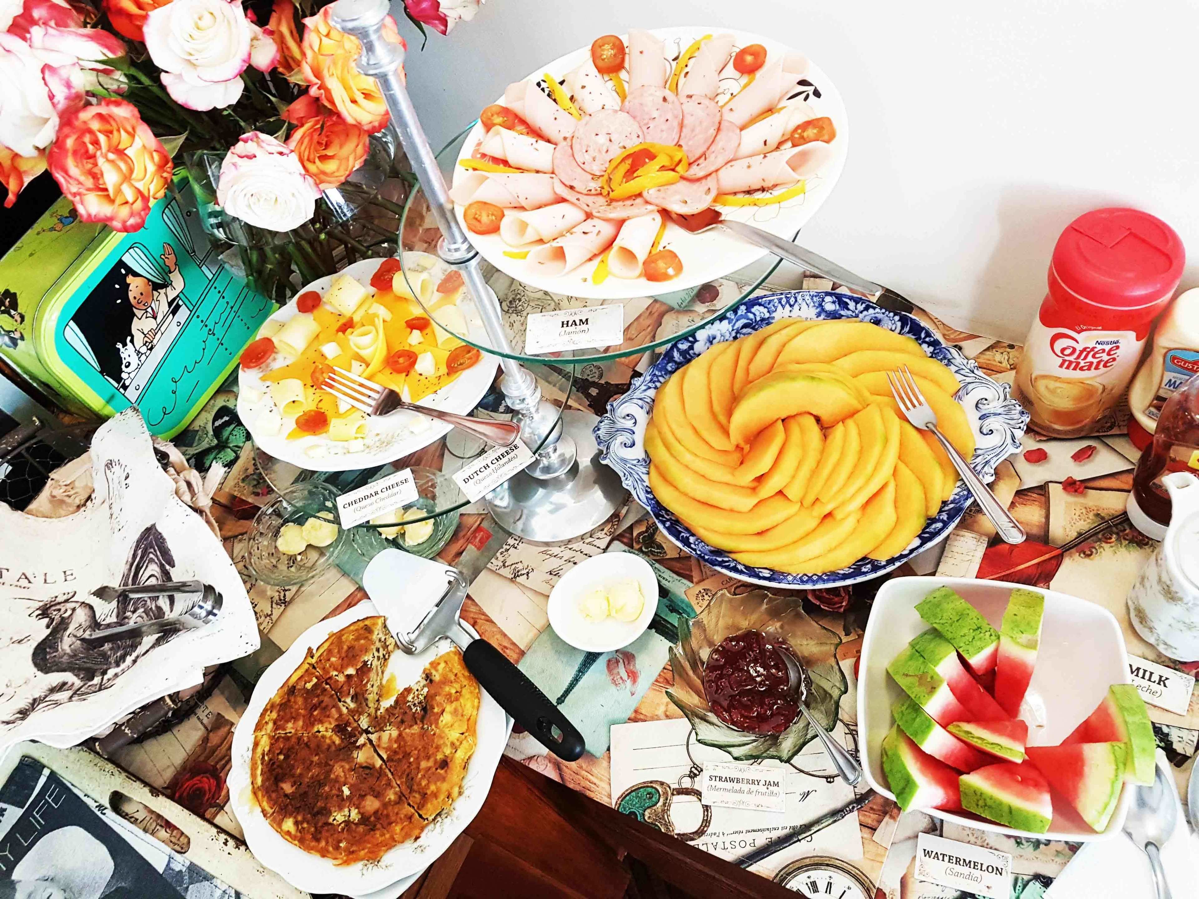 Una mesa con diversos alimentos y un reloj antiguo.